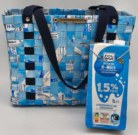 Größenvergleich mit Milchpackung: Upcycling Einkaufstasche Hellblau-Weiß aus Milch-Tetrapack mit blauem Gurtband, Größenvergleich zur 1-Liter-H-Milch-Packung, Schnittfalter-Label sichtbar