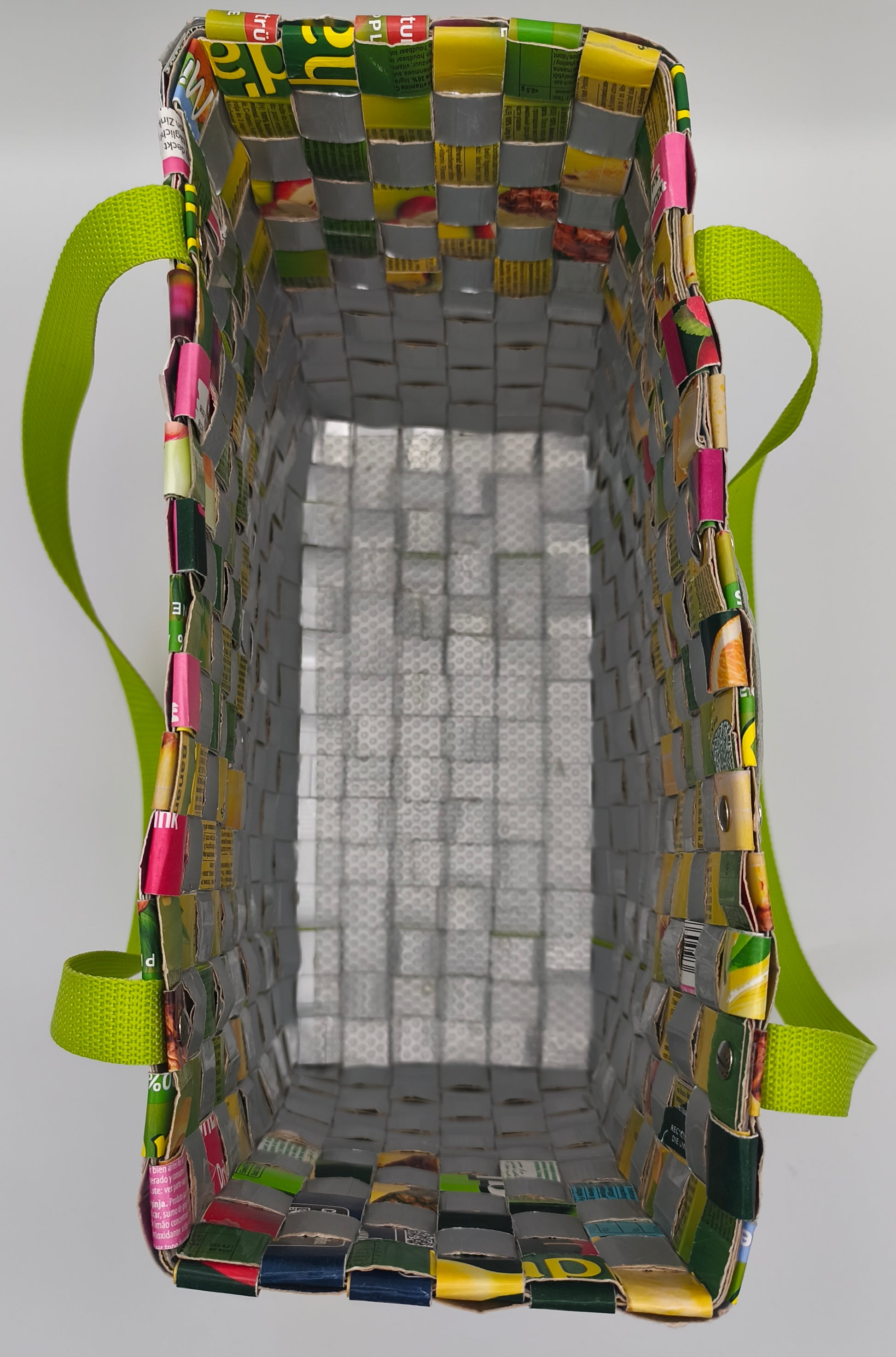 Innenansicht der Upcycling-Einkaufstasche Grün-Gelb aus Safttüten mit neongrünem Gurtband von oben
