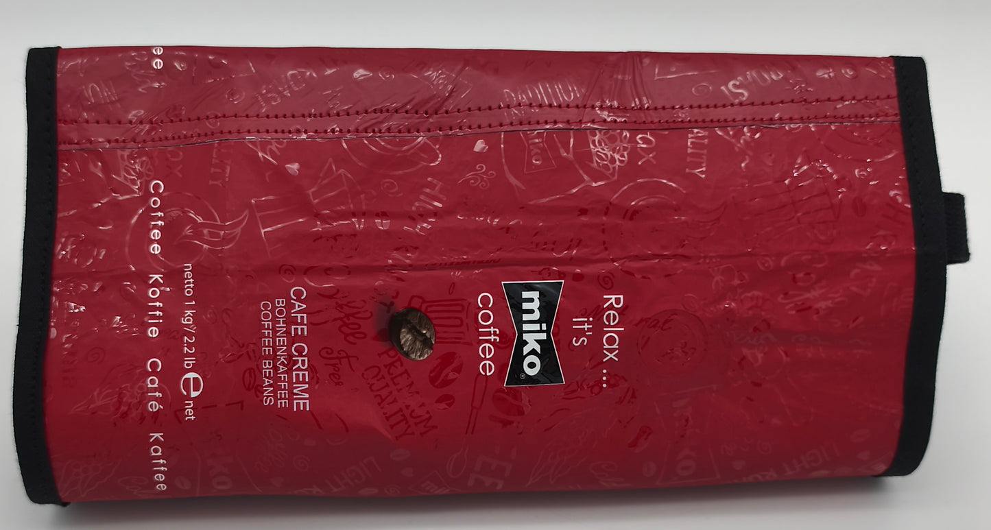 Schultertasche Kaffeerot zusammengefaltet
